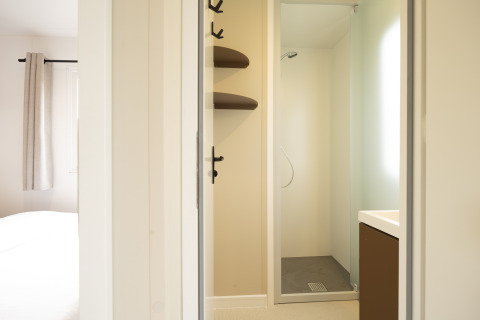 Vista di un bagno moderno e una camera da letto a Cordelia Lodges ad Arden Parks Tulderheyde, Belgio.