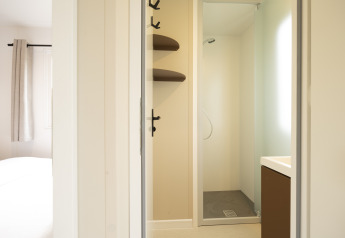 Vista di un bagno moderno e una camera da letto a Cordelia Lodges ad Arden Parks Tulderheyde, Belgio.