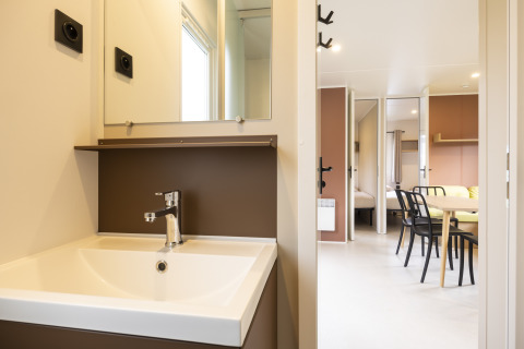 Interni moderni di una Cordelia Lodge ad Arden Parks Tulderheyde, vista dal bagno verso soggiorno e sala da pranzo.
