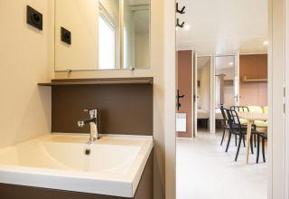 Interni moderni di una Cordelia Lodge ad Arden Parks Tulderheyde, vista dal bagno verso soggiorno e sala da pranzo.