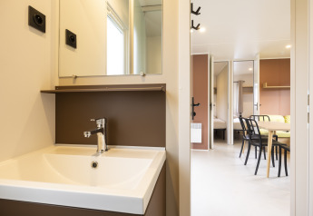 Interni moderni di una Cordelia Lodge ad Arden Parks Tulderheyde, vista dal bagno verso soggiorno e sala da pranzo.