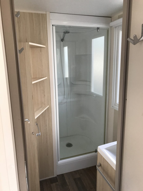 Cabina doccia moderna e lavabo nel bagno dei Cordelia Lodges, Arden Parks Tulderheyde, Belgio.