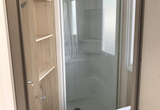 Cabina doccia moderna e lavabo nel bagno dei Cordelia Lodges, Arden Parks Tulderheyde, Belgio.