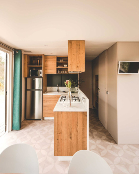 Cucina moderna all'O'Hara Lodge Comfort di Arden Parks Tulderheyde, Belgio, con dettagli in legno.