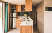 Moderne køkkenindretning i O'Hara Lodge Comfort på Arden Parks Tulderheyde, Belgien med træelementer.