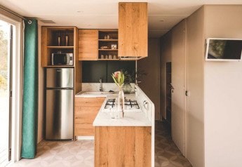 Cucina moderna all'O'Hara Lodge Comfort di Arden Parks Tulderheyde, Belgio, con dettagli in legno.