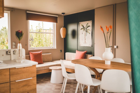 Acogedora sala y comedor con muebles de madera en O'Hara Lodge Comfort, Arden Parks Tulderheyde, Bélgica.