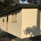 Foto van Sun Lodge bij Arden Parks Tulderheyde in België, beige chalet met ramen en deur te zien.