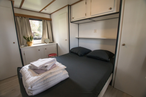 Moderne slaapkamer in Sun Lodge in Arden Parks Tulderheyde, België, met dubbel bed en raam.