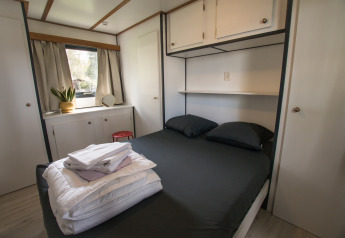 Moderne slaapkamer in Sun Lodge in Arden Parks Tulderheyde, België, met dubbel bed en raam.