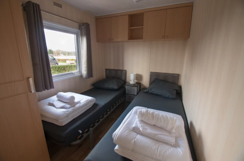 Camera doppia confortevole a Sun Lodge Comfort presso Arden Parks Tulderheyde, in Belgio, con lenzuola fresche.