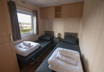 Camera doppia confortevole a Sun Lodge Comfort presso Arden Parks Tulderheyde, in Belgio, con lenzuola fresche.