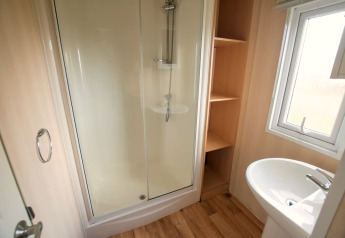 Salle de bain du Sun Lodge Comfort à Arden Parks Tulderheyde, Belgique, avec douche et lavabo.