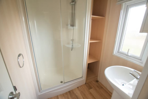 Bagno al Sun Lodge Comfort presso Arden Parks Tulderheyde, Belgio, con doccia, lavabo e mensole.