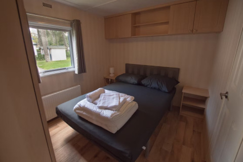 Camera da letto della Sun Lodge Comfort ad Arden Parks Tulderheyde, Belgio, con letto matrimoniale.