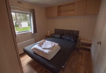 Camera da letto della Sun Lodge Comfort ad Arden Parks Tulderheyde, Belgio, con letto matrimoniale.