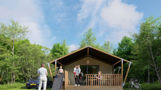 Familia disfruta de un día soleado en tienda safari en el bosque, niños juegan en tobogán y adultos descansan.