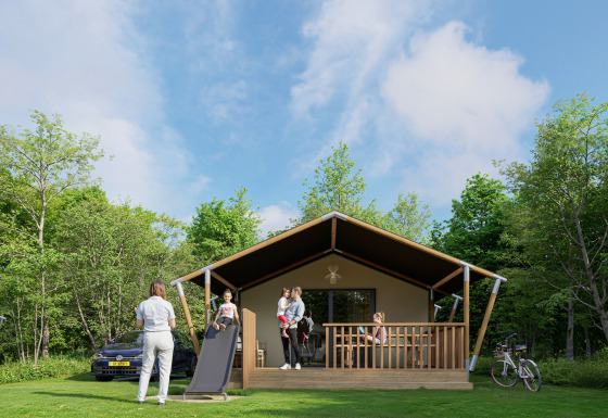 Gezin beleeft een zonnige dag bij safaritent in het bos, kinderen spelen op een glijbaan, ouders ontspannen.