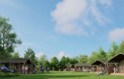 Safari-Zelte auf einem grünen Campingplatz, Familien und Kinder spielen, umgeben von Bäumen und Himmel.