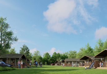 Tiendas safari en un camping verde con familias y niños jugando, rodeados de árboles y cielo azul.