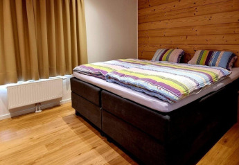 Camera accogliente allo Chalet Enzian presso il Camping & Ferienpark Brilon, Germania, con letto matrimoniale.