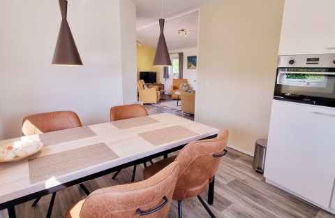 Lichte en moderne eethoek in het Chalet Limonet op Camping & Ferienpark Brilon, Duitsland.