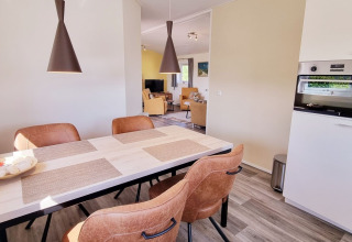 Salle à manger moderne et lumineuse du mobil-home Chalet Limonet au Camping & Ferienpark Brilon, Allemagne.
