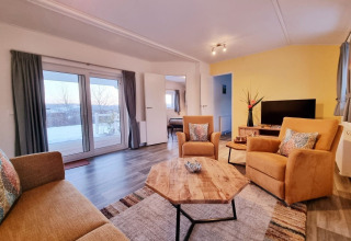 Lichte en gezellige woonkamer in Chalet Limonet bij Camping & Ferienpark Brilon, Duitsland, met moderne meubels.