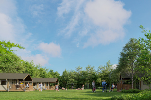 Gezinnen ontspannen bij safaritenten van Kampeerdorp de Zandstuve, midden in het groen en onder de zon.