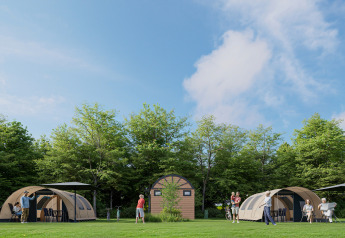 Des familles profitent de l’extérieur près de la De Waard Tunneltent avec sanitaires privés au Kampeerdorp de Zandstuve, Pays-Bas.