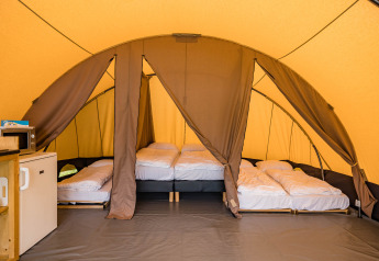 Interno della tenda safari De Waard Tunneltent con letti e comfort presso Kampeerdorp de Zandstuve, Paesi Bassi