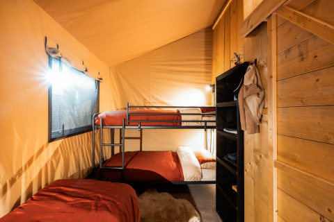 Interieur van de safari-tent Avonturenlodge met stapelbedden bij Kampeerdorp de Zandstuve, Nederland.