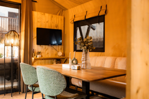 Indendørs billede af spiseområde i Avonturenlodge DeLuxe, Kampeerdorp de Zandstuve, Holland.