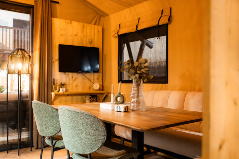 Binnen eethoek in Avonturenlodge DeLuxe safaritent, Kampeerdorp de Zandstuve, Nederland.