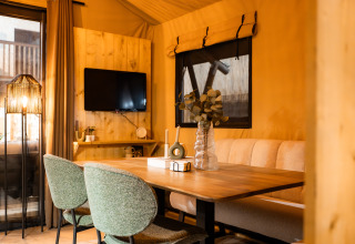 Binnen eethoek in Avonturenlodge DeLuxe safaritent, Kampeerdorp de Zandstuve, Nederland.