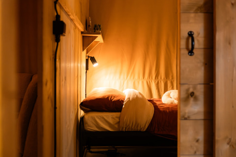 Intérieur chaleureux d'une tente safari Avonturenlodge DeLuxe à Kampeerdorp de Zandstuve, Pays-Bas.
