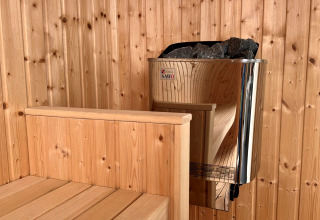 Sauna med træpaneler og SAWO varmeapparat fyldt med sten, taget hos Modus Wellness 2, Zuiderzee.