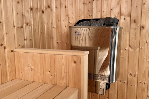 Sauna mit Holzverkleidung und SAWO-Heizgerät mit Steinen im Modus Wellness 2, Zuiderzee, Niederlande.