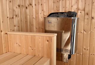 Sauna mit Holzverkleidung und SAWO-Heizgerät mit Steinen im Modus Wellness 2, Zuiderzee, Niederlande.