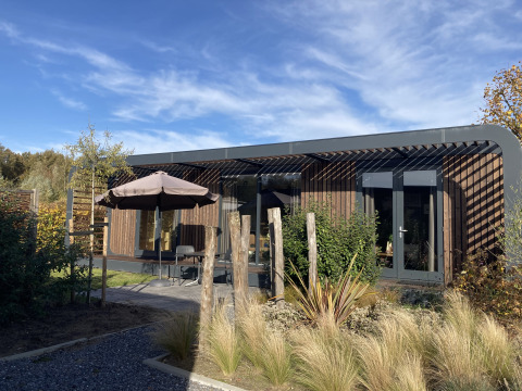 Modus Wellness 2 Lodge bei Zuiderzee, Niederlande, moderner Holzbau mit Terrasse und Naturgarten.