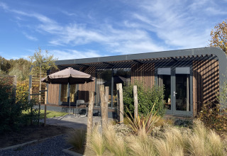 Modus Wellness 2 Lodge bei Zuiderzee, Niederlande, moderner Holzbau mit Terrasse und Naturgarten.