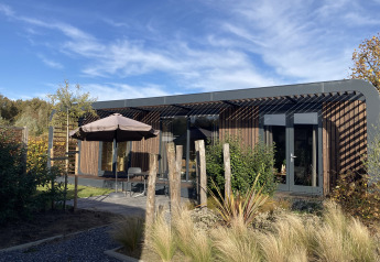 Lodge Modus Wellness 2 en Zuiderzee, Países Bajos, arquitectura moderna y terraza rodeada de naturaleza.