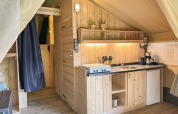 Cocina interior y muebles de madera en una tienda safari en Horsens City Camp, Dinamarca.