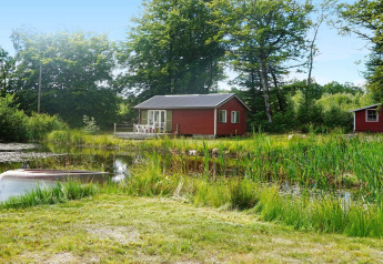 Gemütliches rotes Ferienhaus für 4 Personen in Smedstorp, idyllisch am See mit Ruderboot gelegen.