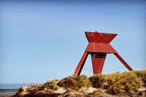 Rode sculpturale markering op een duin nabij het 6-persoons vakantiehuis in Blokhus, Denemarken.