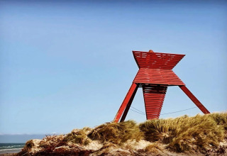 Rode sculpturale markering bij een duin vlakbij het 6-persoons vakantiehuis in Blokhus, Denemarken.