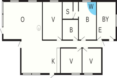 Plattegrond van een 6-persoons vakantiehuis in Blokhus, Denemarken, met gelabelde kamers en badkamer.