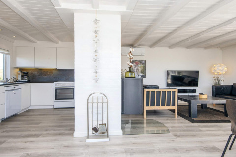 Modernes Wohn- und Küchenbereich in der Lodge 'Seaside Charm in Rindby' in Dänemark mit stilvoller, heller Einrichtung.