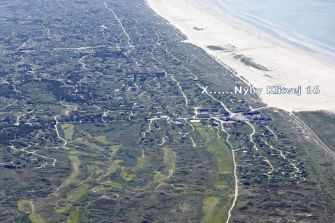 Luftaufnahme von Küstenhütten und Straßen nahe dem Strand bei Rindby, Dänemark, Beschriftung Klitvej 16.