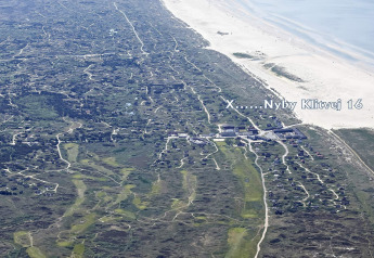 Luftaufnahme von Küstenhütten und Straßen nahe dem Strand bei Rindby, Dänemark, Beschriftung Klitvej 16.